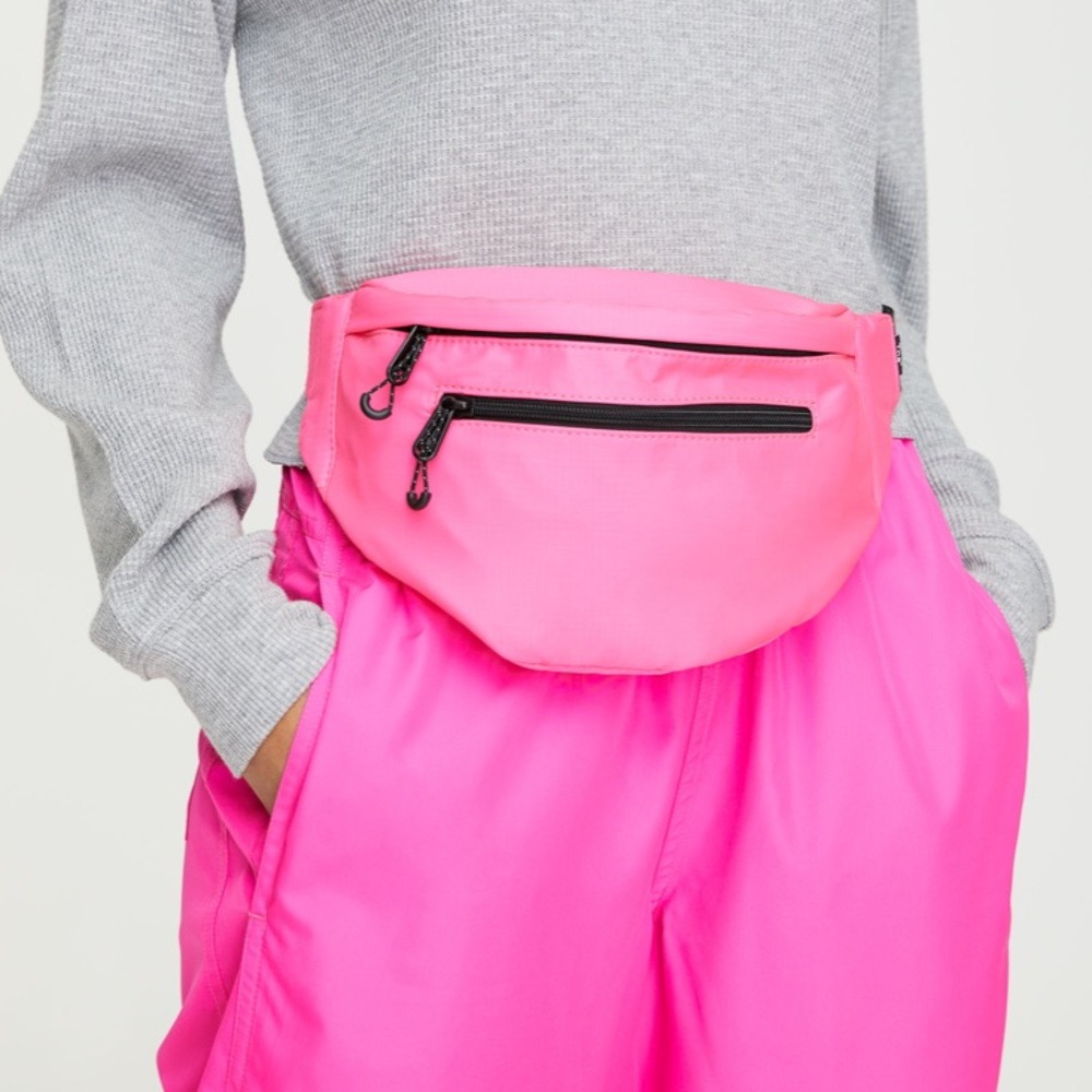 NWT Aritzia TNA | Anni Waist Pack | Hot Pink